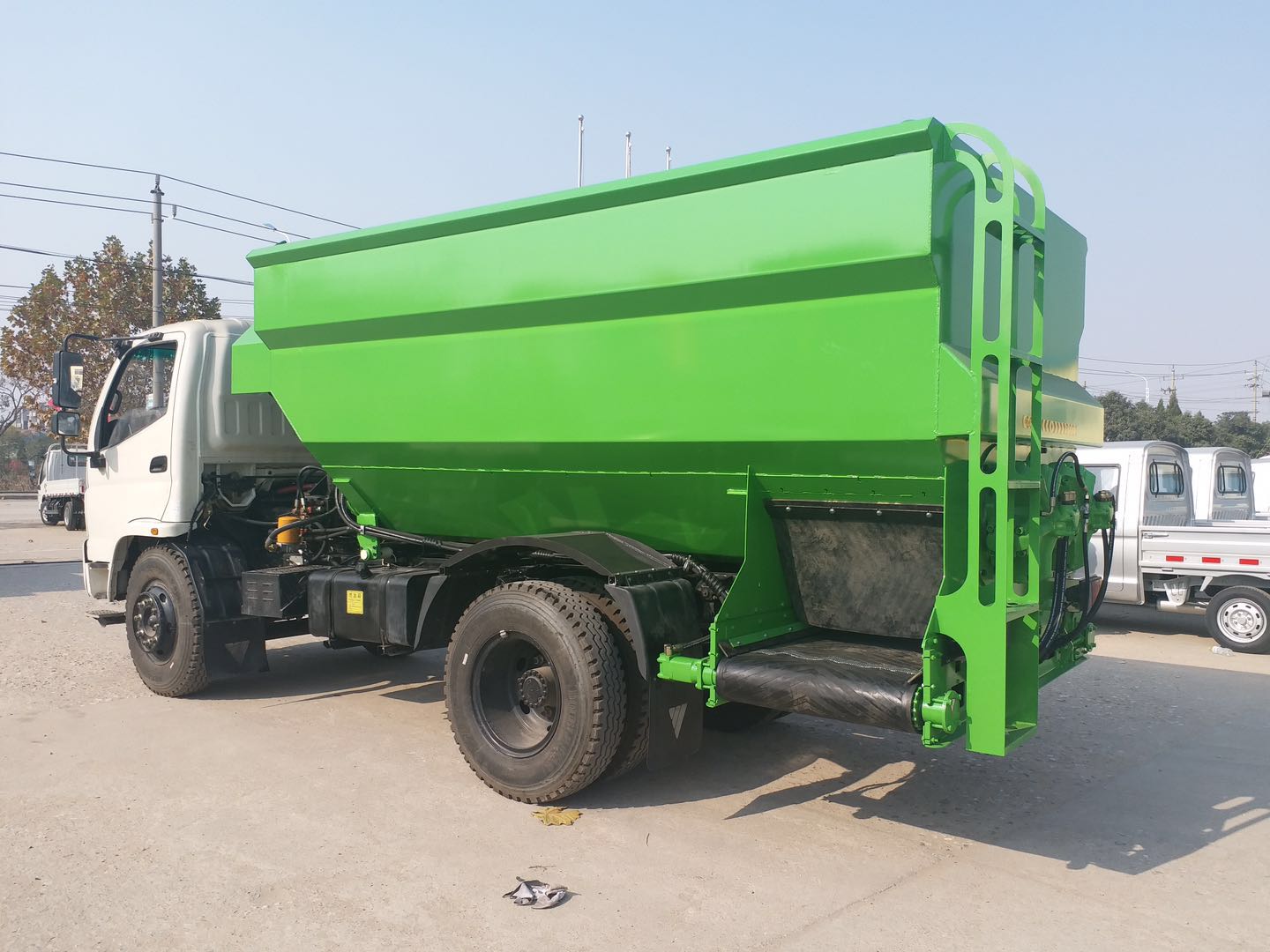 河南某公司購買雙側撒料車 河南某公司購買雙側撒料車