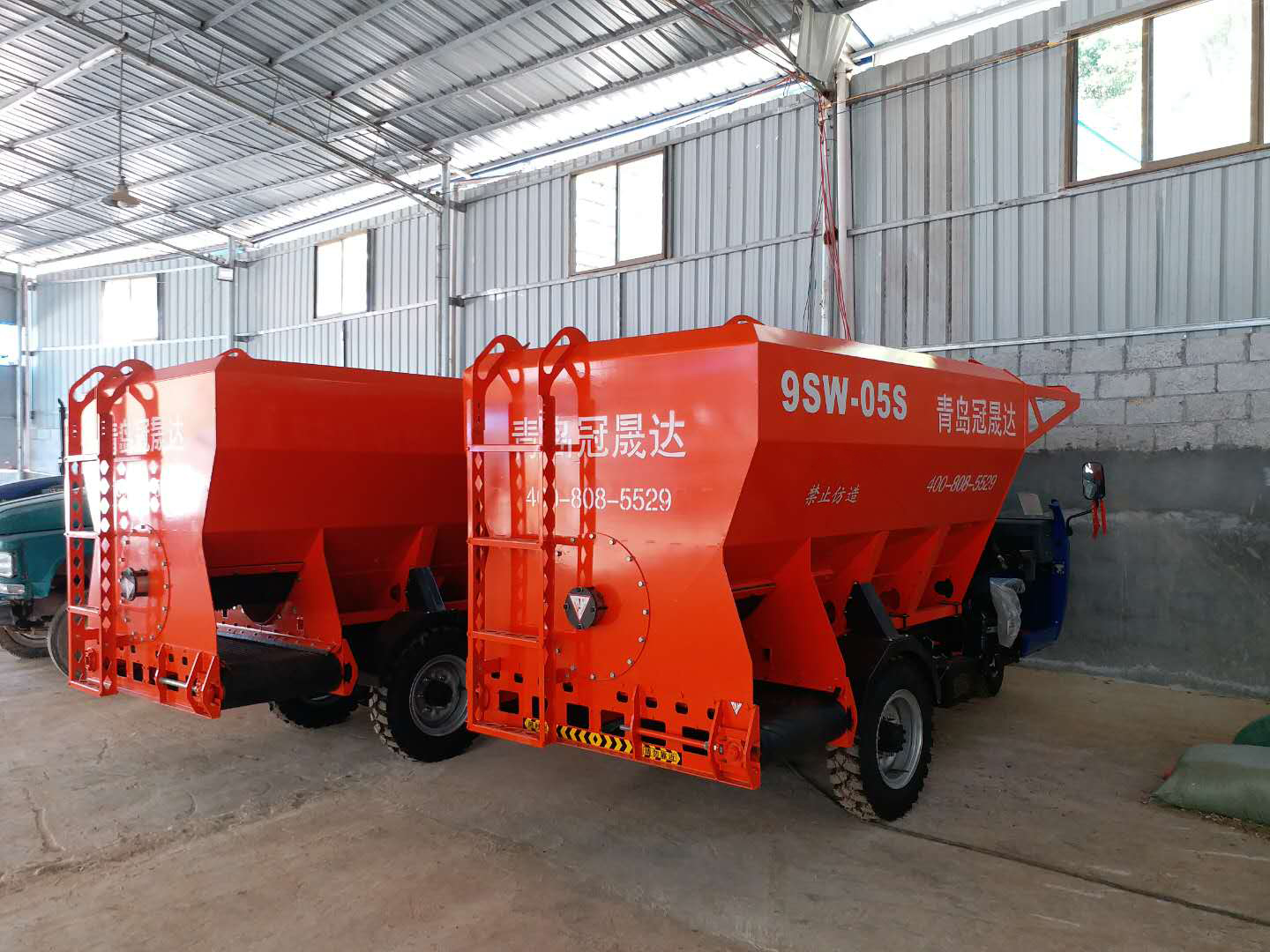 河南某公司購買雙側撒料機 河南某公司購買雙側撒料機